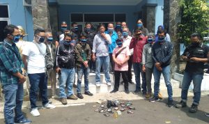 Puluhan Wartawan Cianjur Gelar Aksi Lepas Id Card dan Jalan Mundur