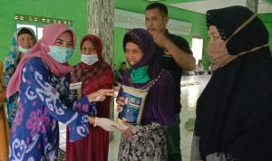 Peduli Anak Yatim dan Jompo, Wakil Rakyat Cianjur Ini Bagikan Beras