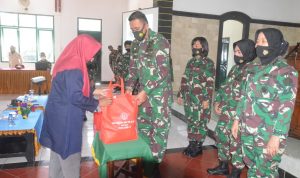 Baksos di Cianjur, Wan TNI Bagikan Paket Sembako ke Warga Terdampak Covid-19