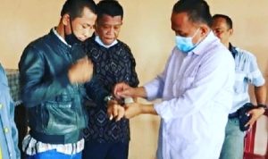 Ade Barkah Bagikan Jam Tangan Bergambar Airlangga Hartarto