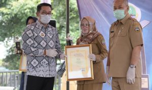 Ridwan Kamil Serahkan Penghargaan Raksa Prasada 2020