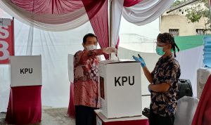 Nyoblos di TPS 08 Sawahgede Cianjur, Oting Apresiasi Antusias Warga Gunakan Hak Pilih