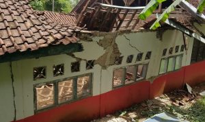 Akibat Hujan Deras Sekolah di Cianjur Ambruk