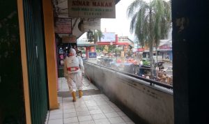 Pakai APD Lengkap, Petugas PMI Cianjur Datangi Pasar Muka, Semprot Disinfektan