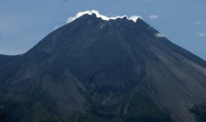 Awan Panas Guguran Gunung Merapi Picu Hujan Abu Tipis