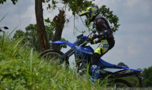 SIMAK! Tips Menanjak dan Menurun Belajar Motor Off Road