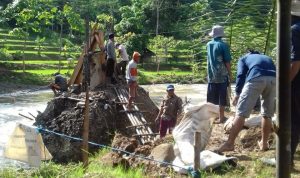 Terputus Akibat Luapan Air Sungai, Jembatan Gantung Penghubung Takokak-Kadupandak Cianjur Diperbaiki