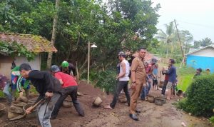 Sempat Tertunda, Pembangunan Jalan di Desa Cibadak Cianjur Dilanjutkan Kembali