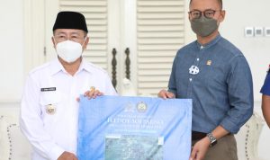 Eddy Soeparno Salurkan Bantuan 400 Unit PJU Tenaga Surya di Cianjur