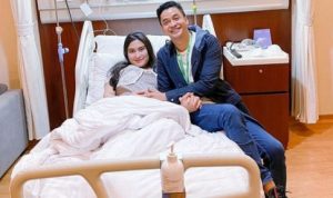 Adly Fairuz dan Angbeen Rishi Tengah Berbahagia
