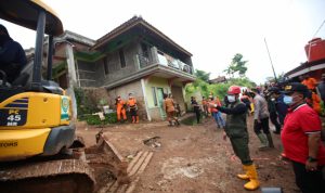 Ridwan Kamil Tinjau Lokasi Longsor Cimanggung Sumedang