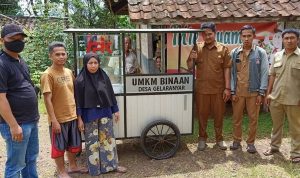 Tetap Produktif di Tengah Pandemi, Pemdes Gelaranyar Cianjur Berikan Bantuan Gerobak ke UMKM