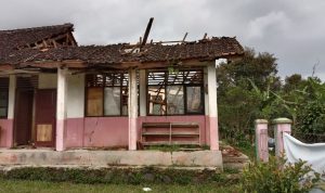 Bangunan SDN Pasirkupa Takokak Cianjur Ambruk Diterpa Angin Kencang