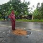 Truk Bermuatan Bahan Gulungan Kabel Terperosok ke Kebun di Jalan Lingkar Timur Cianjur