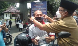 HPN 2021, Plt Bupati dan Wartawan di Cianjur Bagi-bagi Masker