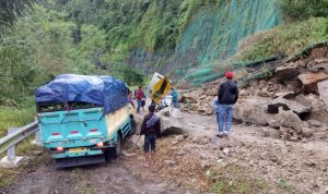 Diguyur Hujan Deras, Tebing Tanjakan Mala di Naringgul Cianjur Longsor