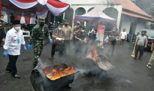 Kejari Cianjur Musnahkan Barang Bukti Uang Palsu hingga Narkotika