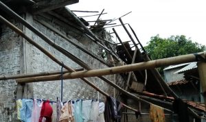 Lapuk Dimakan Usia, Rumah Mak Icih Nyaris Ambruk