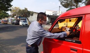 Perumdam Tirta Mukti Cianjur Bagikan Takjil ke Pengguna Jalan Siliwangi