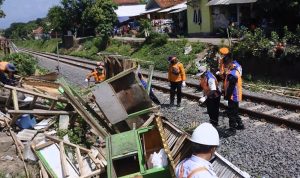 Pemkab Cianjur Tertibkan 105 PKL Dekat Rel Kereta