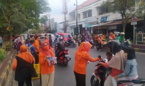 Kantor Pos Cianjur Berbagi Takjil Selama Ramadan