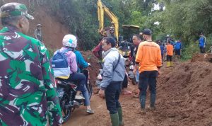 Jalan Mariwati Sukaresmi Cianjur yang Tertutup Longsor Sudah Bisa Dilalui Kendaraan