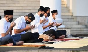 Presiden Jokowi dan Ibu Negara Salat Idul Fitri di Istana Bogor