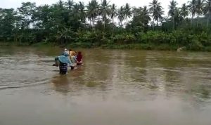 Ada Lagi Nih Jembatan Putus di Cianjur, Warga Terpaksa Turun ke Sungai untuk Menyebrang