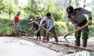 Begini Suasana Keakraban Personil TNI dan Warga di Lokasi TMMD ke-111 Mande Cianjur