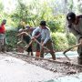 Begini Suasana Keakraban Personil TNI dan Warga di Lokasi TMMD ke-111 Mande Cianjur