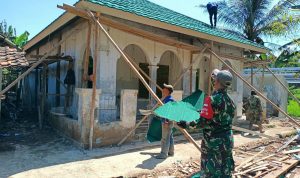 Satgas TMMD ke-111 dan Warga Gotong Royong Rehab Masjid