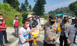 Polres Cianjur Bagikan Sembako ke Warga dan Tukang Gali Kuburan di Sukaresmi, Kejaksaan Gelar Vaksinasi