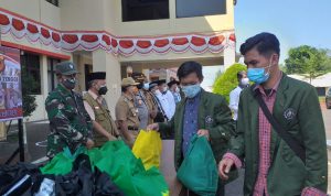 Polres Cianjur Libatkan Tokoh Agama hingga BEM Salurkan Bansos Bagi Warga Terdampak Covid-19