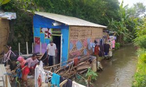 Keterbatasan Ekonomi, Dua KK di Cianjur Terpaksa Tinggal di Bantaran Sungai Ciraden