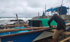 Perahu Nelayan di Pelabuhan Jayanti Cianjur Rusak Diterjang Ombak Besar