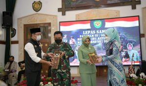 Gubernur Jawa Barat Ridwan Kamil menghadiri pisah sambut Pangdam III/Siliwangi di Makodam III/Siliwangi, Kota Bandung, Sabtu (21/8/2021).