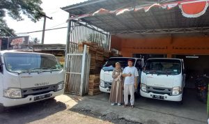 Lebih Hemat dan Menguntungkan, Pedagang Telur Ayam Ini Jatuh Hati dengan Isuzu Traga