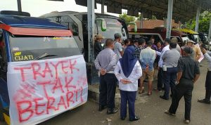 Dampak Sopir Elf Mogok kerja, Penumpang Terlantar 