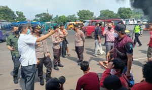 Protes Travel Gelap, Ratusan Sopir Elf di Cianjur Lakukan Aksi Bakar Ban