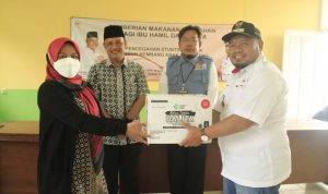 Peduli Balita dan Ibu Hamil, Budhy Setiawan Bagikan Paket Makanan Tambahan di Cipanas