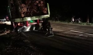 Pengendara Motor Tewas Usai Tabrak Truk Pengangkut Kayu