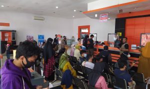 Ribuan Pencari Kerja Serbu Kantor Pos dan Disnakertrans