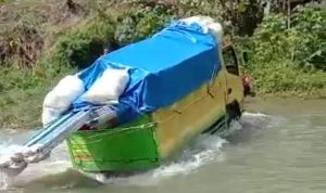 Menantang Maut Demi Bisa Melintas