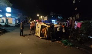 Angkot Terbalik, Jari Sopirnya Terputus Akibat Tergencet