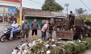 DLH Cianjur Akhirnya Angkut Sampah yang Menumpuk di Pinggir Kali