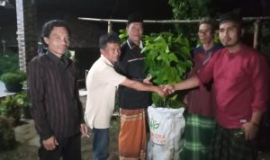 Yayasan Hijau Cianjur (YHC) menyalurkan bantuan ratusan bibit pohon Picung ke Kelompok Sadar Wisata (Pokdarwis) Desa Bojongkasih, Kecamatan Kadupandak, Senin (21/11). 