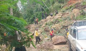 Longsor Tutup Akses Jalan Cikadu-Kabupaten Bandung