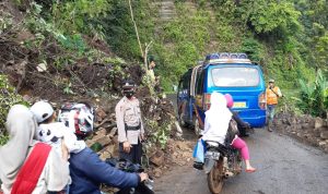 Akses Jalan ke Cianjur Selatan di Tanggeung Tertimbun Longsor