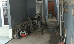 Sebelum Gasak Motor, Pencuri Sempat Jajan Permen