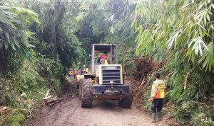 Sempat Tertimbun Longsor, Jalan Raya Sukanagara-Pagelaran Sudah Bisa Dilintasi Kendaraan